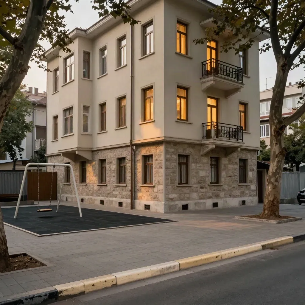İstanbul’da aile apartmanı avlusu, akşam ışığında ağaç gölgeleri ve küçük oyun alanı.